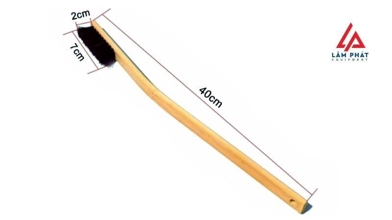 sử dụng bàn chải vệ sinh khoang động cơ cán dài còn giúp làm sạch sâu