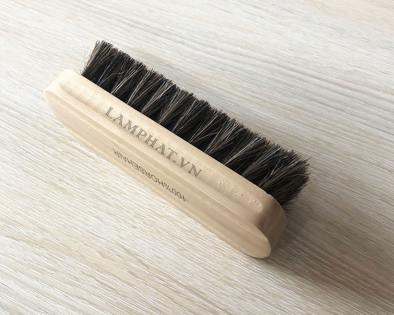 Bàn chải lông mềm giúp vệ sinh xe nhanh chóng