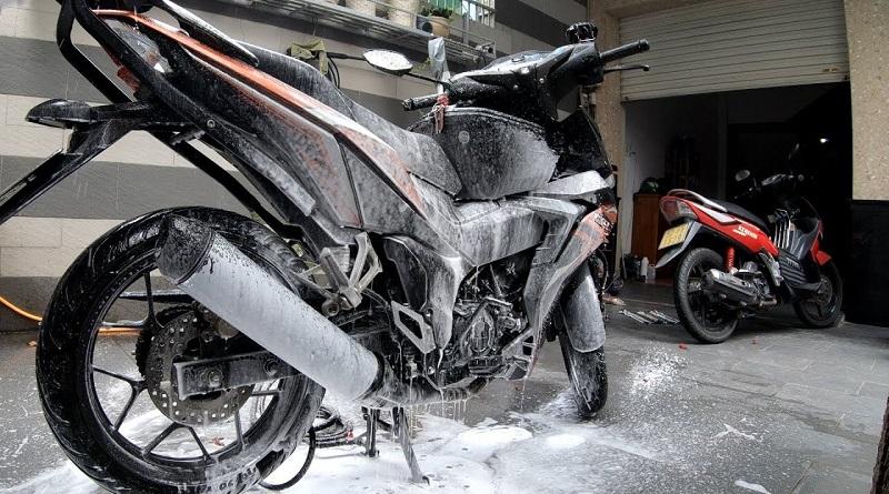 rua-xe-bot-tuyet-tai-nha