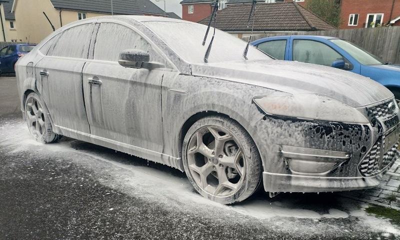 Bình phun bọt tuyết trong quy trình rửa xe chuyên nghiệp