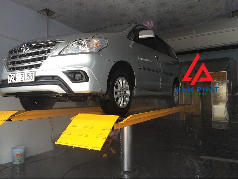 cau-nang-rua-xe-o-to-1-tru-mat-ban-noi