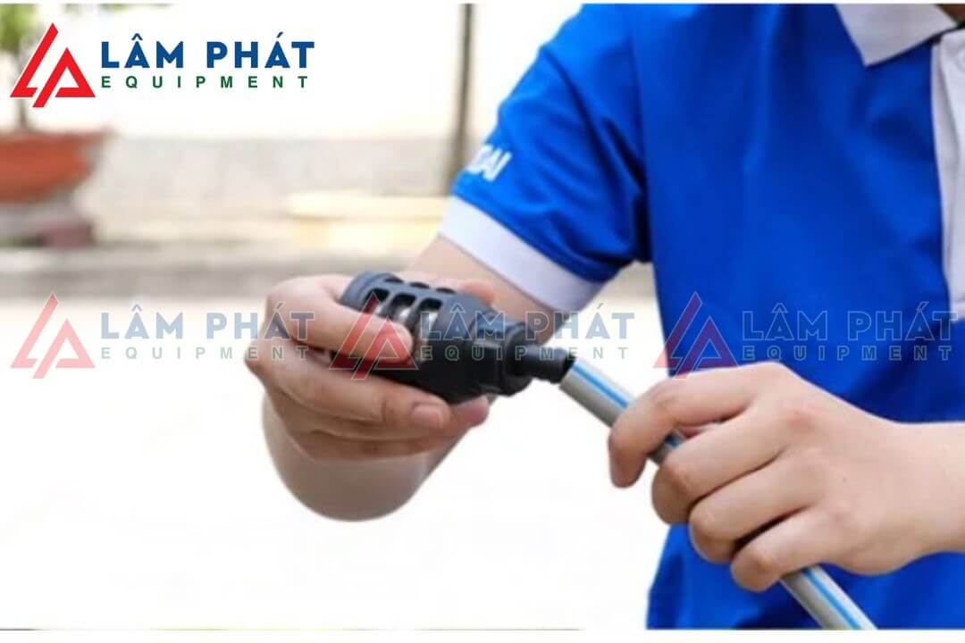 Lắp thân vào báng súng