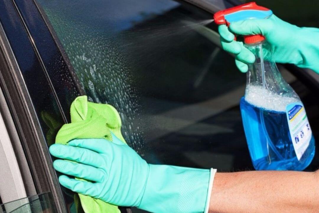 Nước rửa kính xe ô tô sử dụng trực tiếp