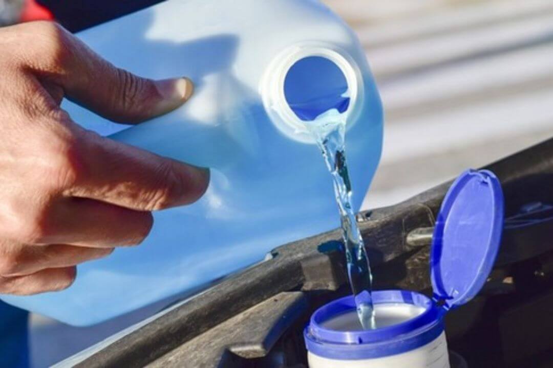 Cách pha nước rửa kính ô tô chuyên dụng với nước sạch