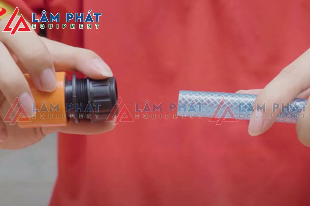 Lắp đầu nối vào dây hút nước