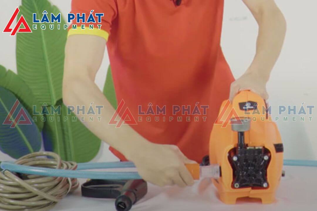 Lắp dây hút nước đầu vào với thân máy