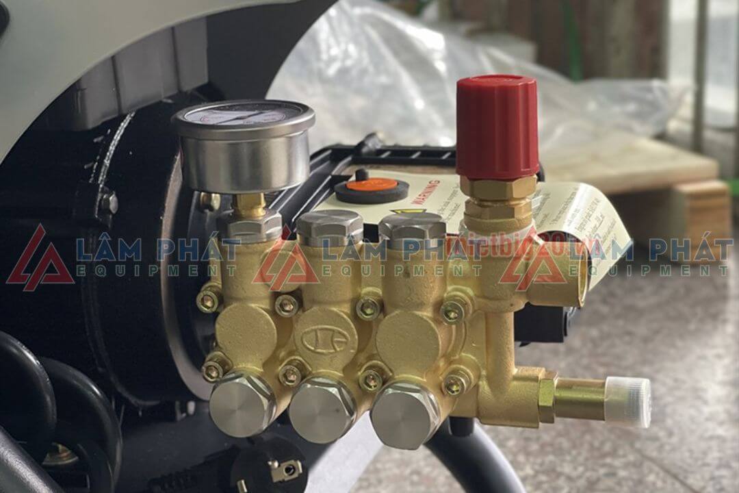 Chỉnh áp bằng van áp suất trên thân máy