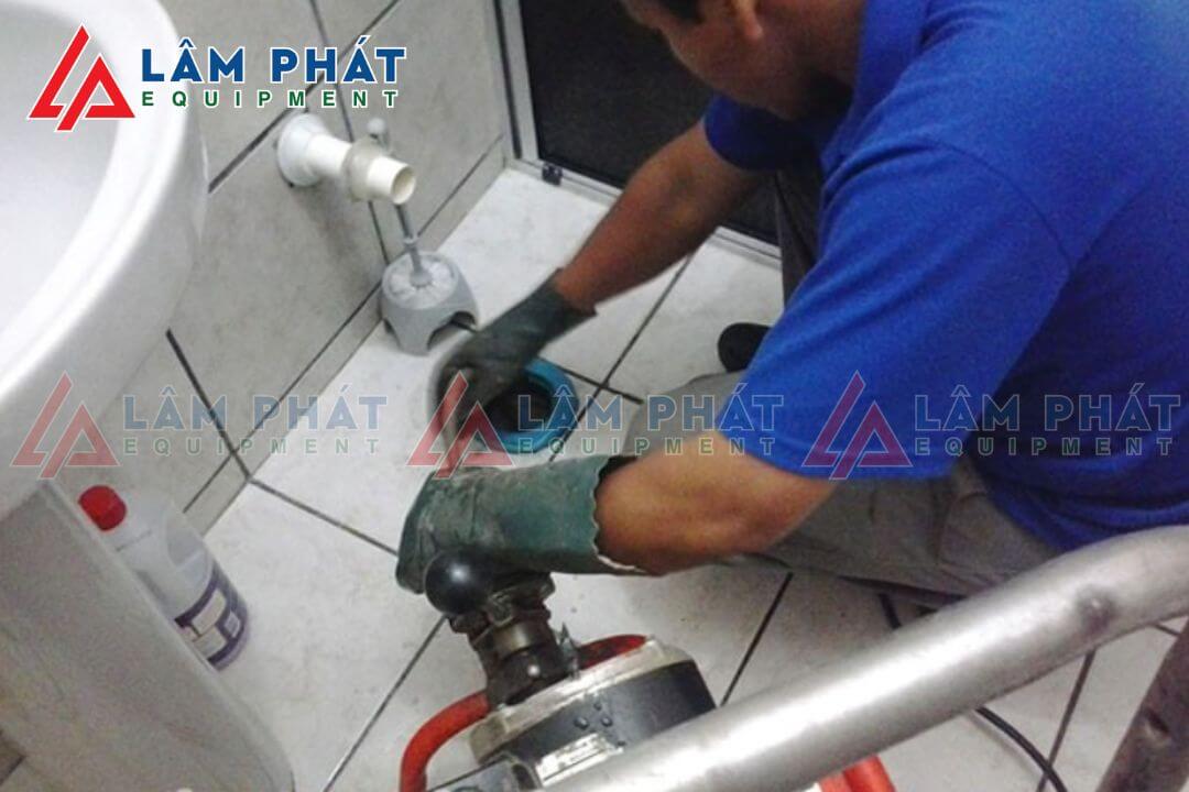 Cách thông cống bằng máy nén khí