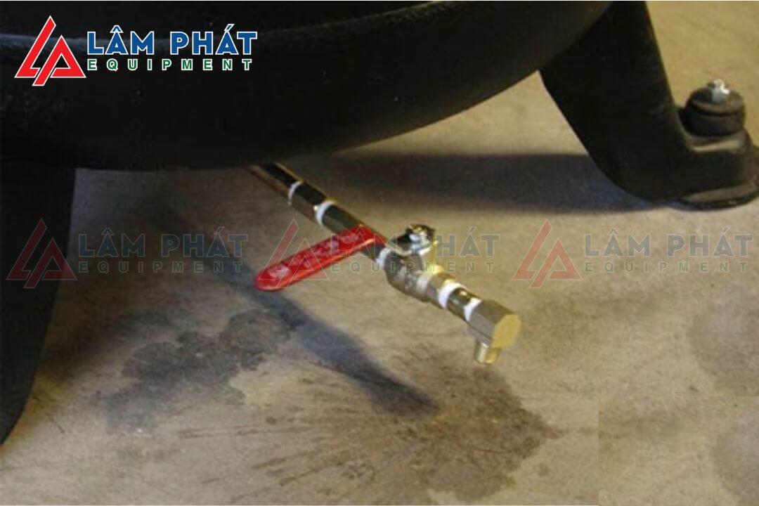 Cách xả nước trong máy nén khí bằng van tay