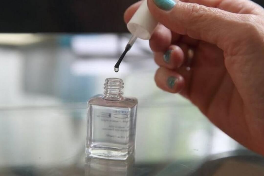 Sử dụng sơn móng tay màu trắng suốt xử lý kính ô tô bị trầy