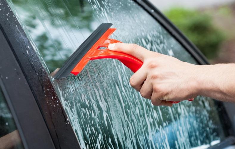 Cần vệ sinh bằng nước rửa kính xe ô tô chuyên dụng