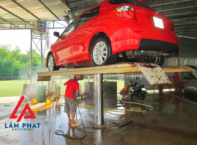 cau nang 1 tru rua xe o to An Do