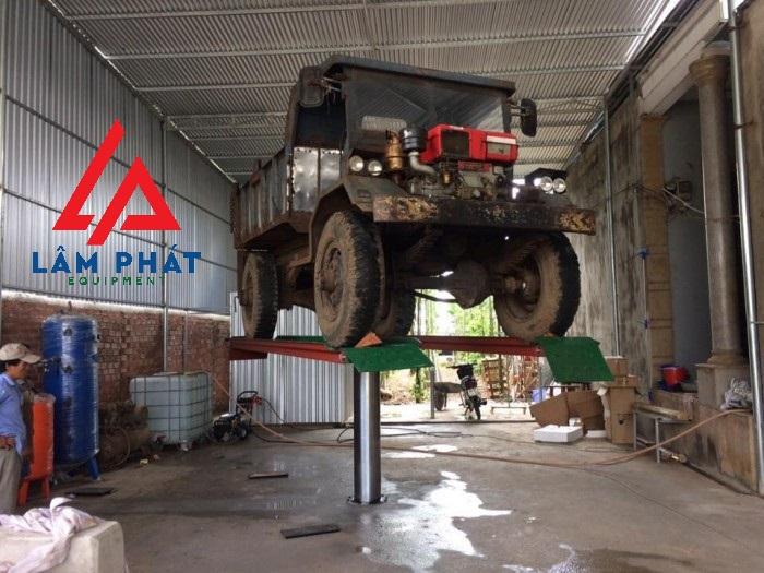 cau-nang-1-tru-rua-xe-o-to-mat-ban-noi