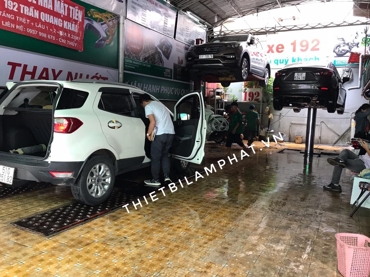 cầu nâng 1 trụ là thiết bị rửa xe ô tô không thể thiếu