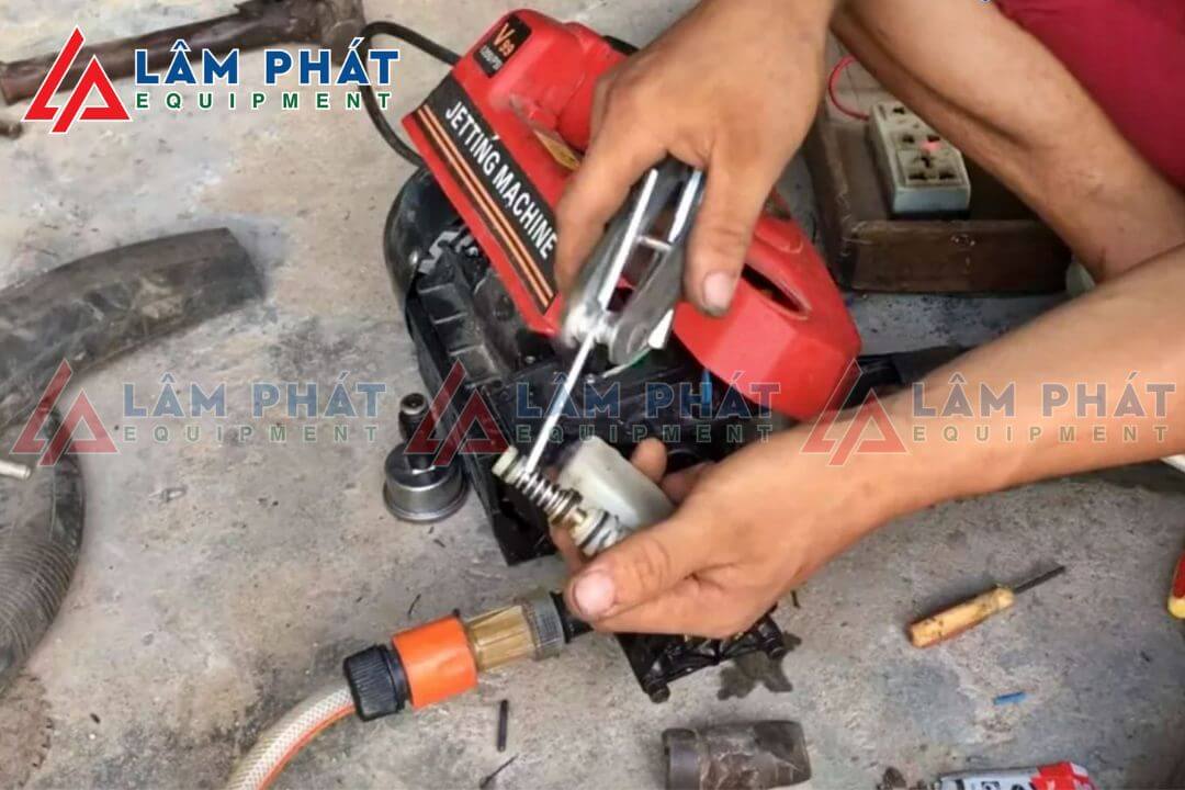 Cách chế máy rửa xe từ máy bơm nước