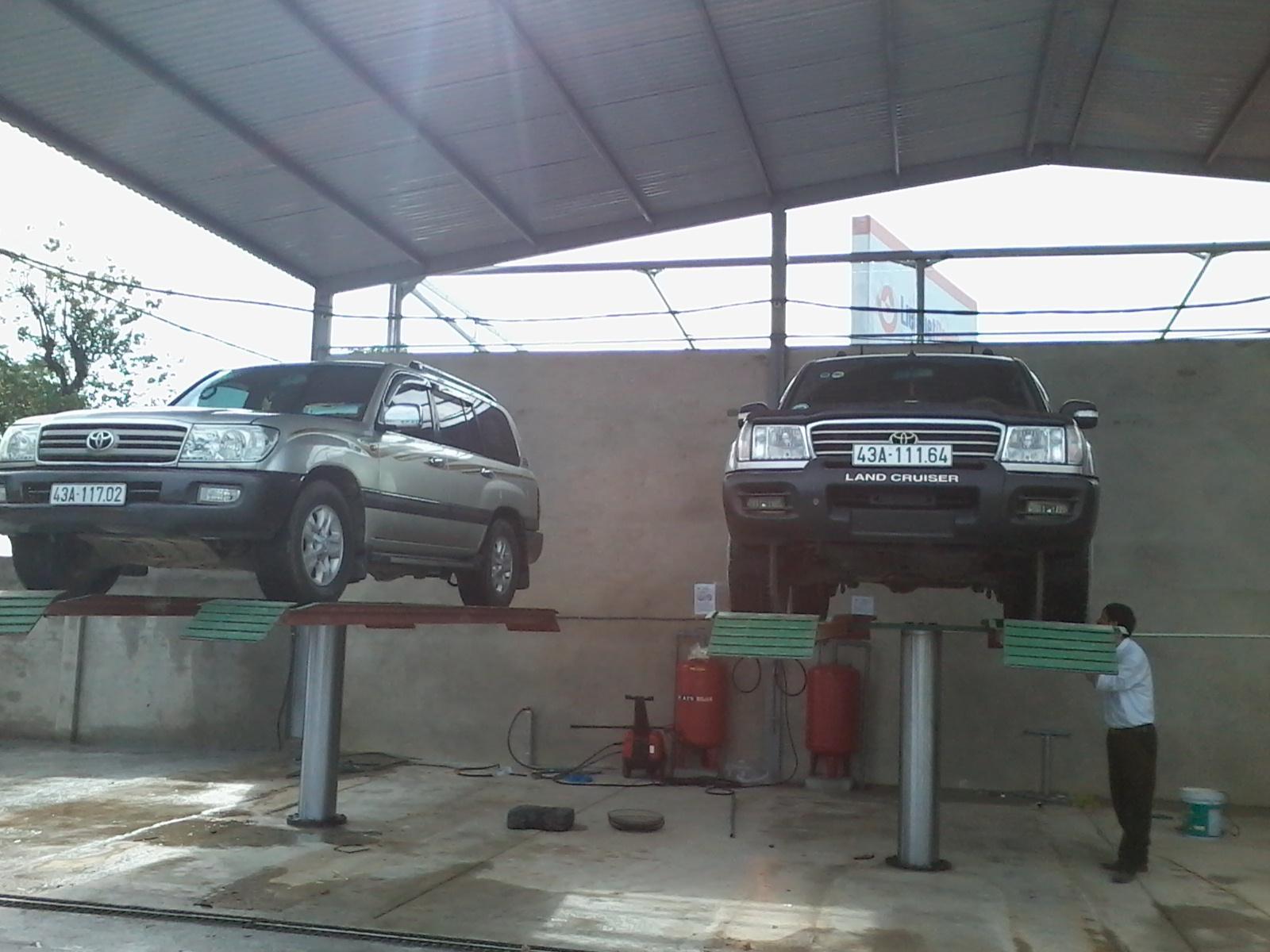 cau nang 1 tru rua xe o to mat ban noi