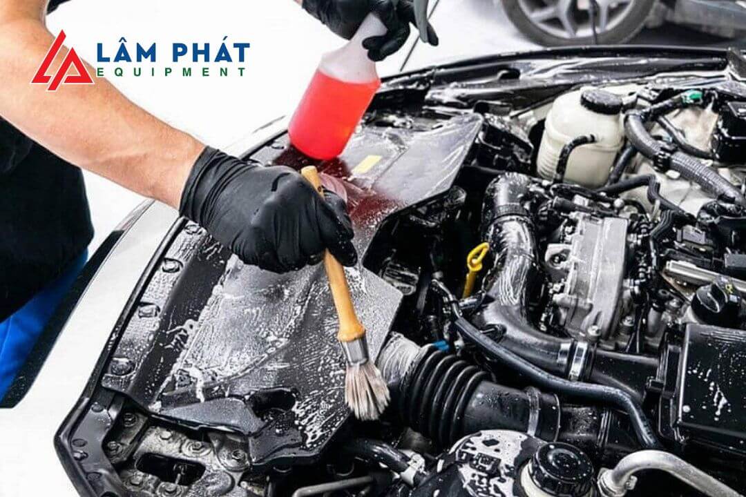 dung dịch vệ sinh khoang máy ô tô