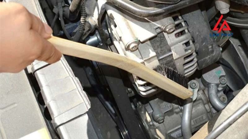 Hướng dẫn sử dụng bàn chải vệ sinh khoang động cơ 