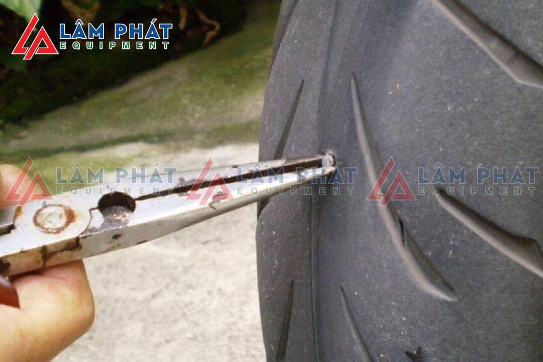 Lốp xe bị thủng hay rách