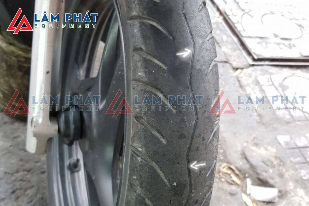 Lốp xe bị mòn ở vân lốp hay gai lốp