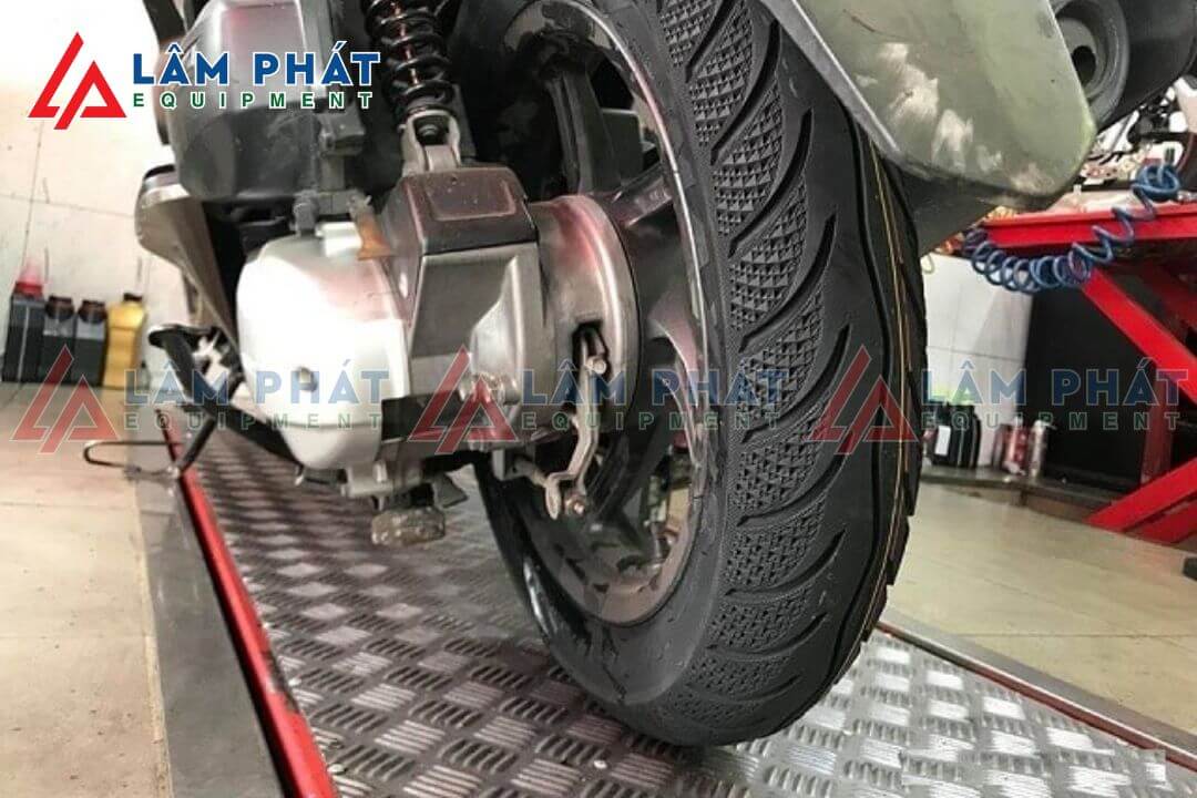 Giá thay lốp xe máy mới nhất