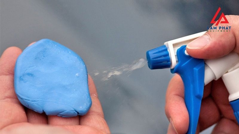 Phun dung dịch bôi trơn liên tục trong cả quá trình tẩy để tránh đất sét dính vào sơn hay bề mặt kính.