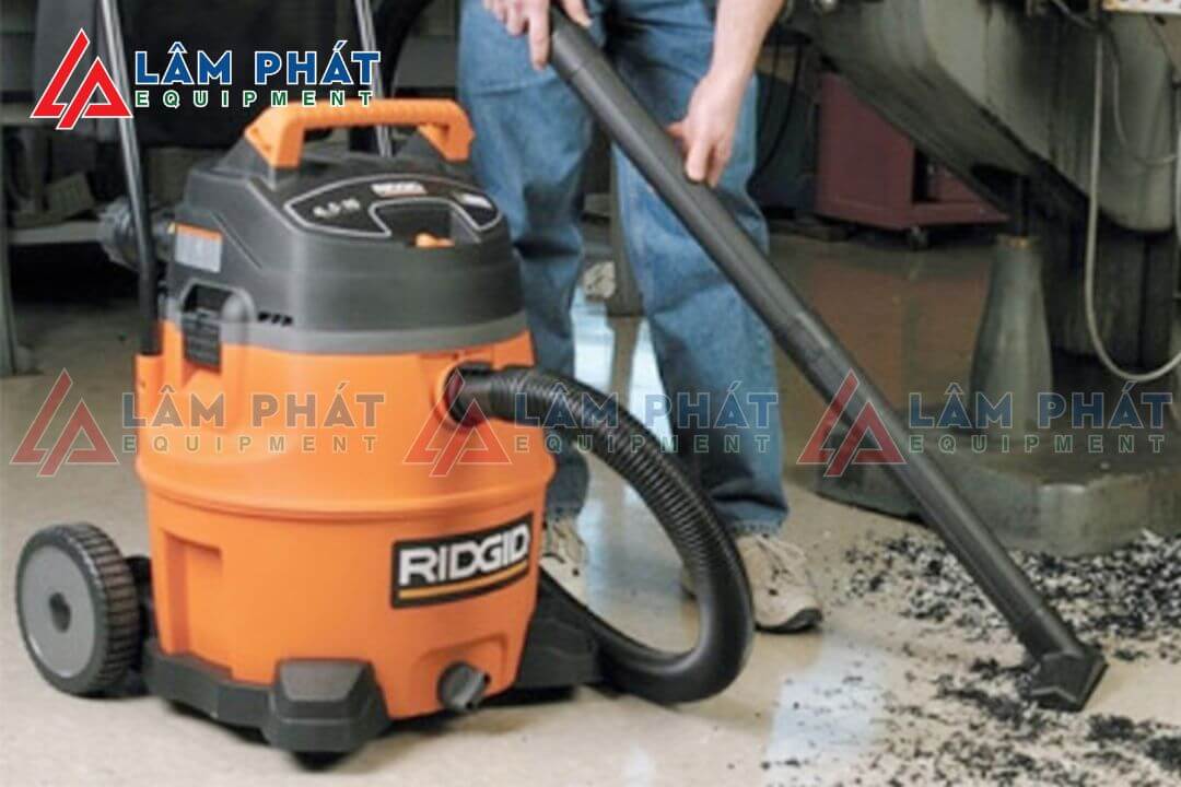 Máy hút bụi công nghiệp lớn phù hợp để làm sạch nhà xưởng hay trung tâm thương mại