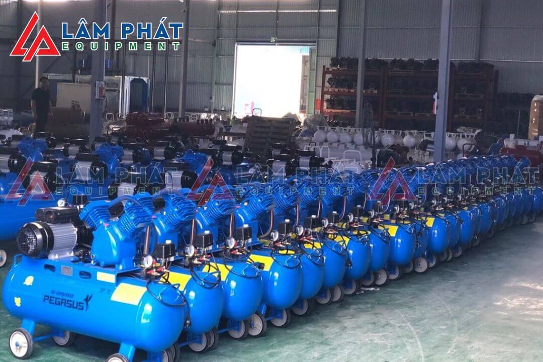 Máy nén khí Pegasus 330 lít 12 bar thường được sử dụng trong các tiệm chăm sóc xe ô tô chuyên nghiệp