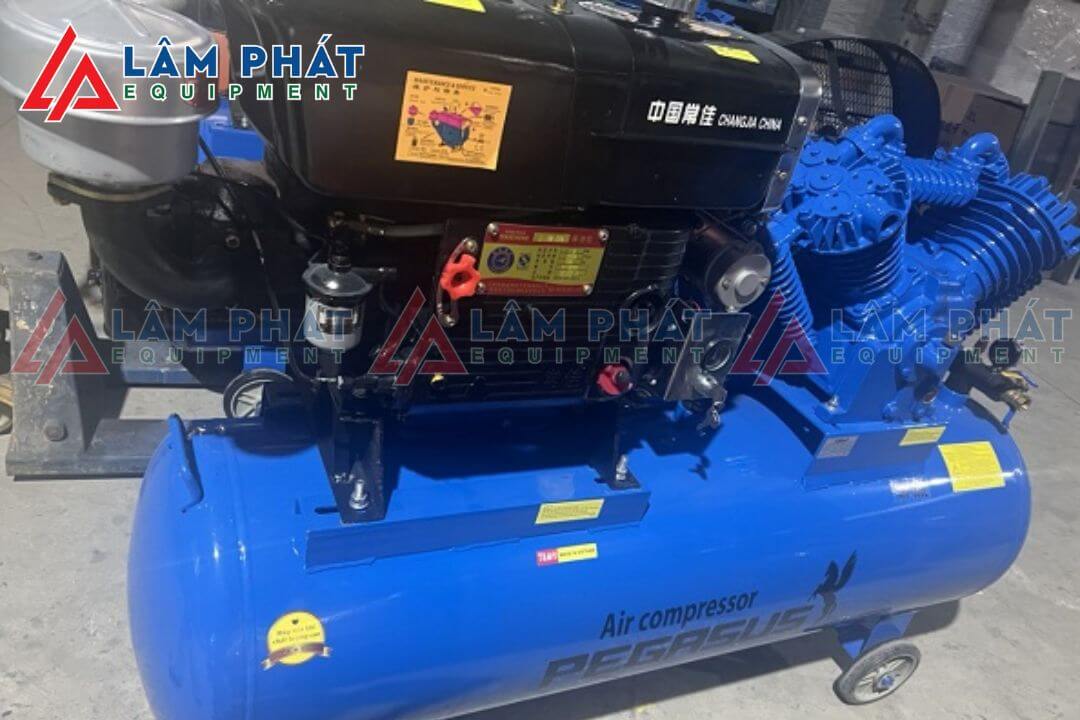 Tránh mở van xả dầu khi máy nén khí đang hoạt động