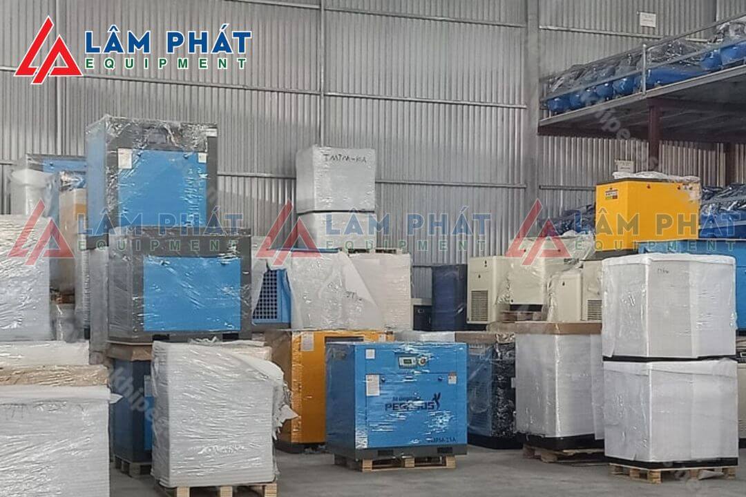 Máy nén khí trục vít này cũng được sử dụng để nâng hạ hàng hóa và thiết bị trong các kho bãi và nhà máy