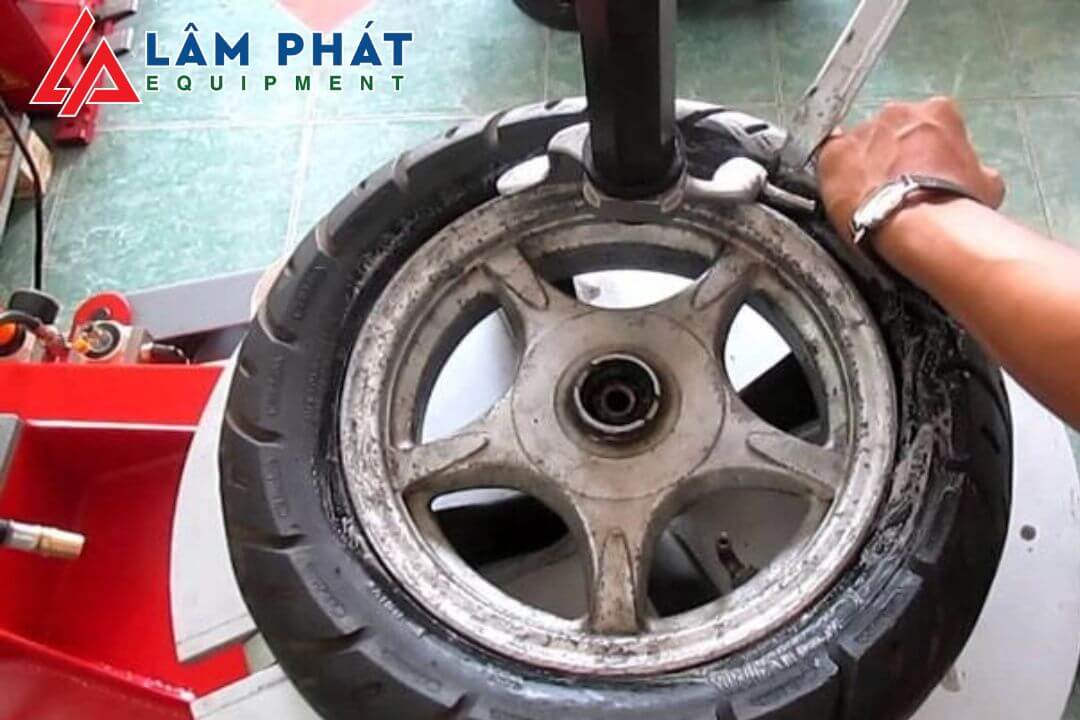 rủi ro khi sử dụng máy ra vào lốp tự chế