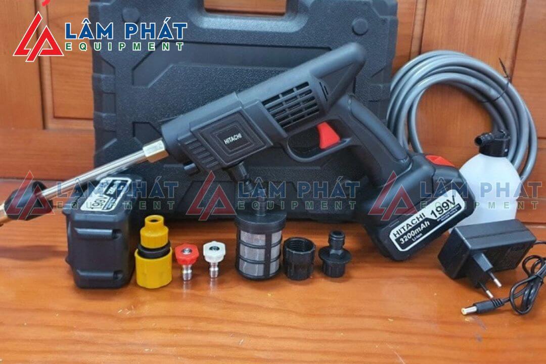Bộ máy rửa xe dùng pin được trang bị đầy đủ bộ phụ kiện kèm theo