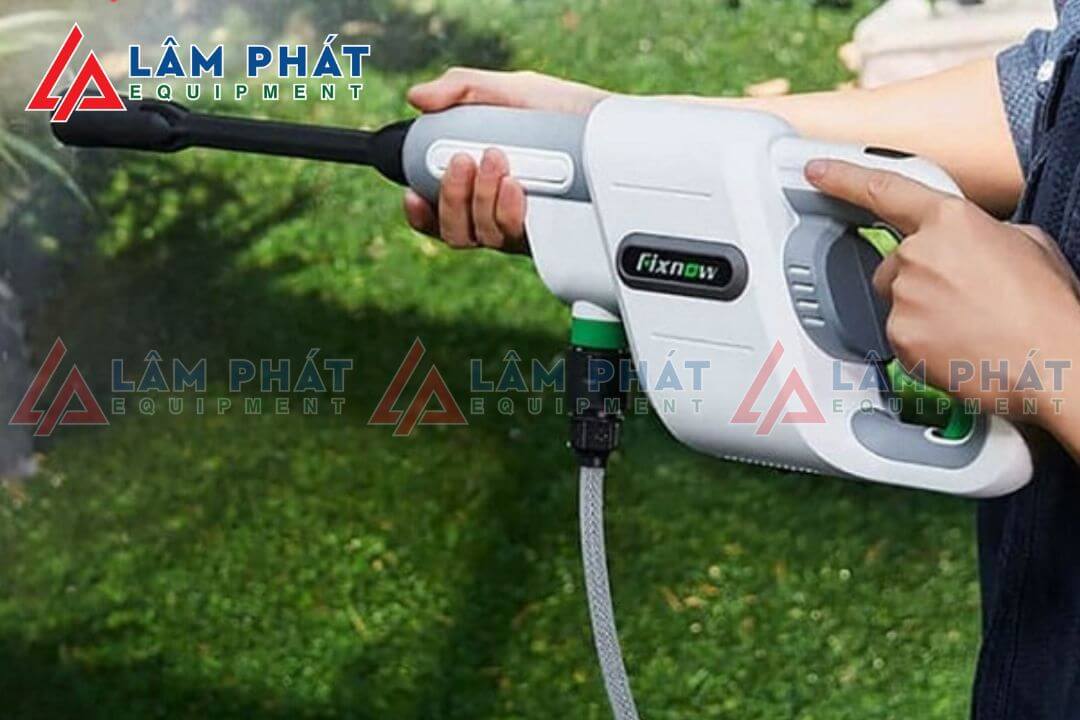 máy rửa xe dùng pin cầm tay đem lại mức độ an toàn cao hơn so với các máy sử dụng nguồn điện trực tiếp
