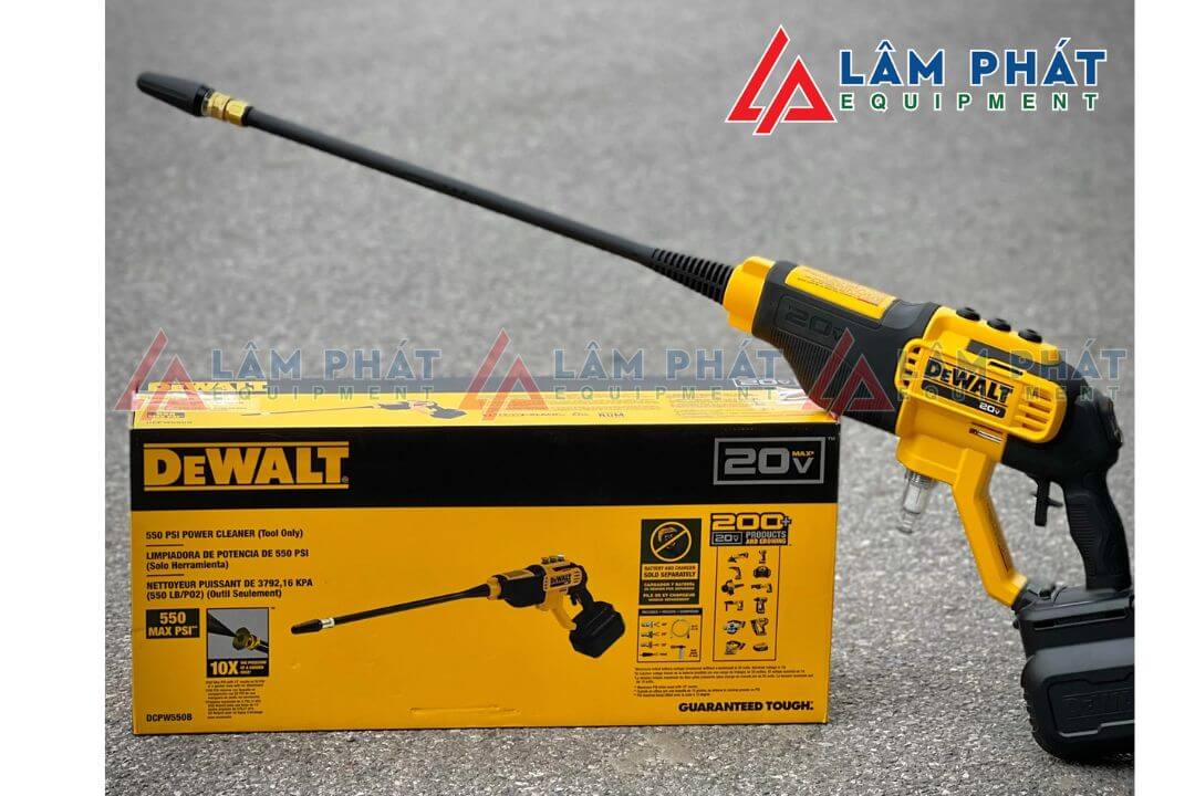 Máy rửa xe dùng pin có độ linh hoạt cao, tiện lợi khi sử dụng