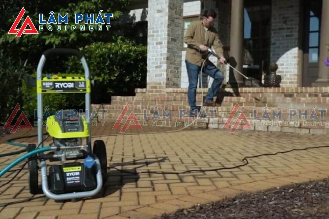 bánh xe tích hợp cùng ống cấp nước và ống phun cao áp dài