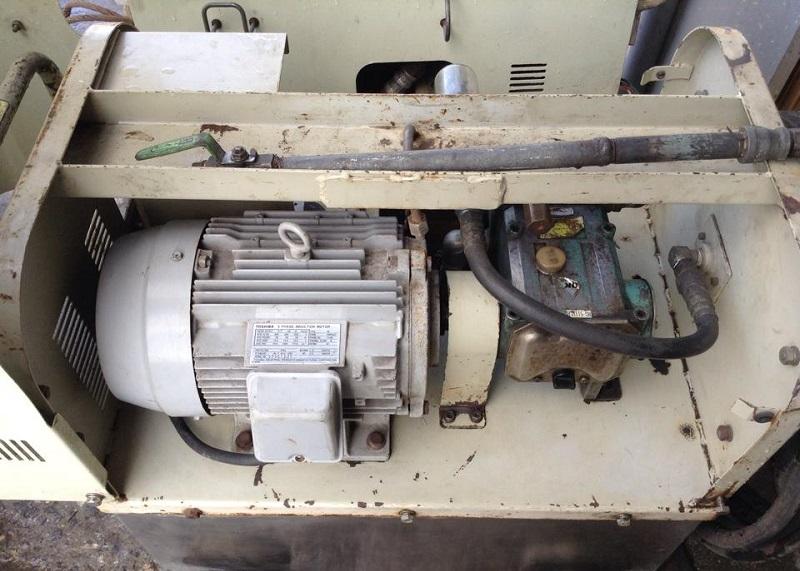 co-nen-mua-may-bom-rua-xe-nhat-bai