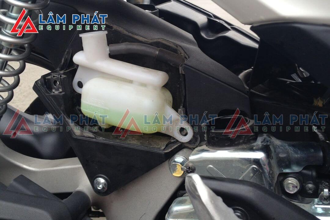 Chỗ để làm nước làm mát xe máy