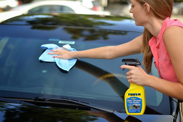 Nước rửa kính trực tiếp cầm tay được sử dụng phổ biến