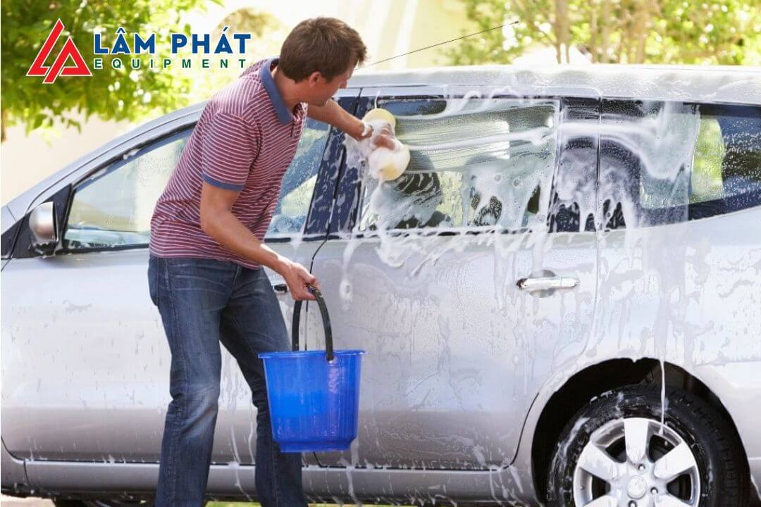 rửa xe bằng nước rửa chén