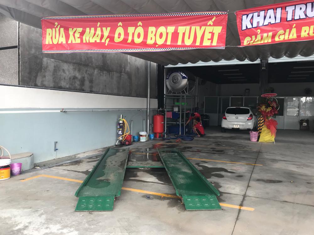 Sử dụng cầu nâng ô tô 1 trụ để phục vụ rửa xe chuyên nghiệp