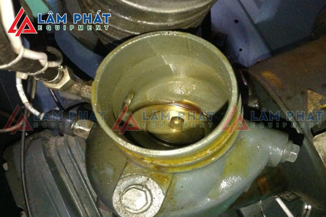 Sửa chữa máy nén khí bị chảy dầu van hút