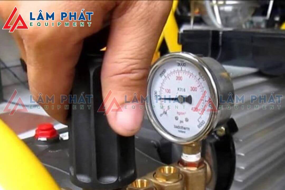 Núm chỉnh áp bị hỏng là nguyên nhân máy không lên áp