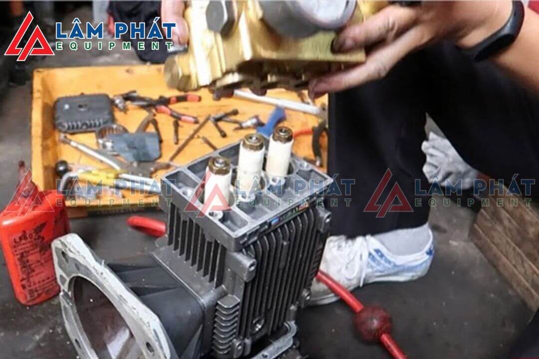 Lò xo van bị hỏng sẽ gây ra tình trạng van không đóng lại khi người dùng nhả cò