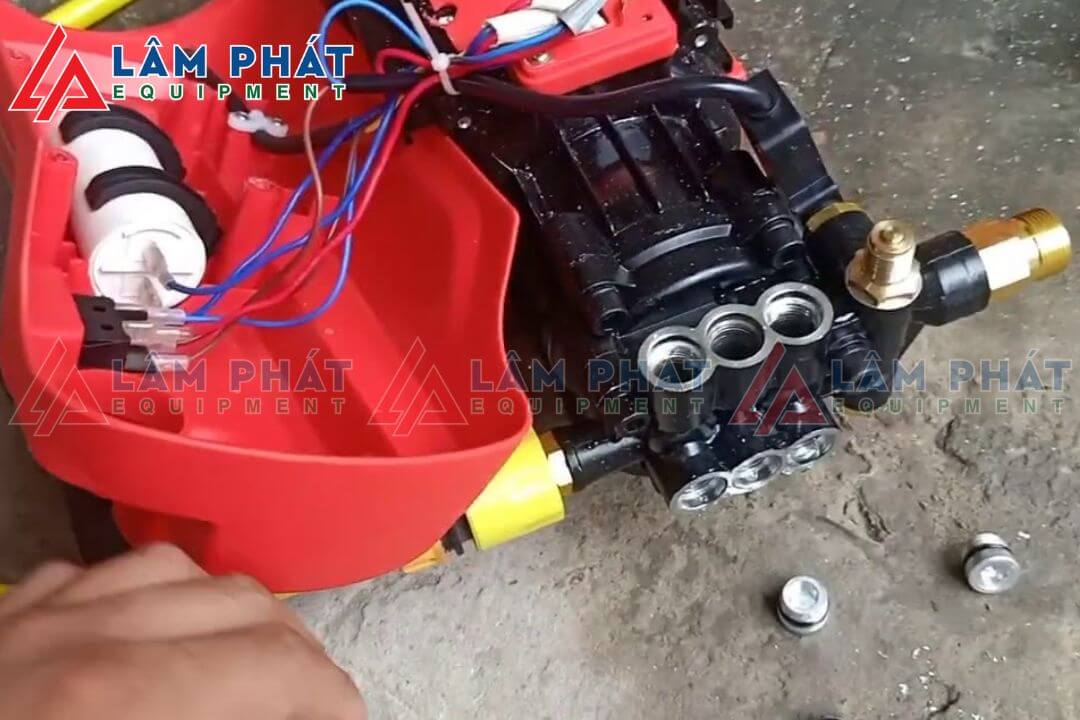 Tắc van hoặc làm hỏng lò xo của van nước vào