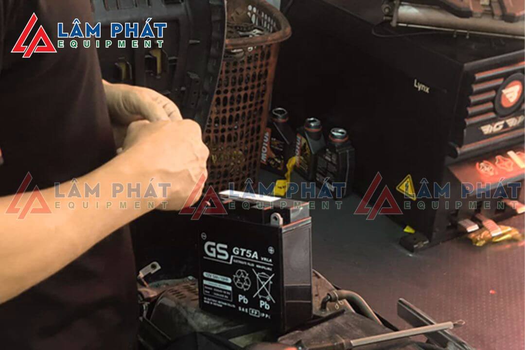 Thay ắc quy xe máy hết giá bao nhiêu ?