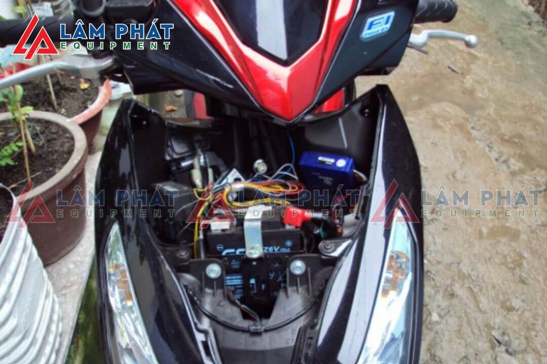 Bình ắc quy của AirBlade ược đặt gọn gàng phía sau mặt nạ của chiếc xe,