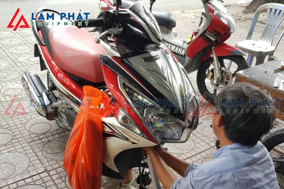 Cách thay bình ắc quy xe Airblade đơn giản