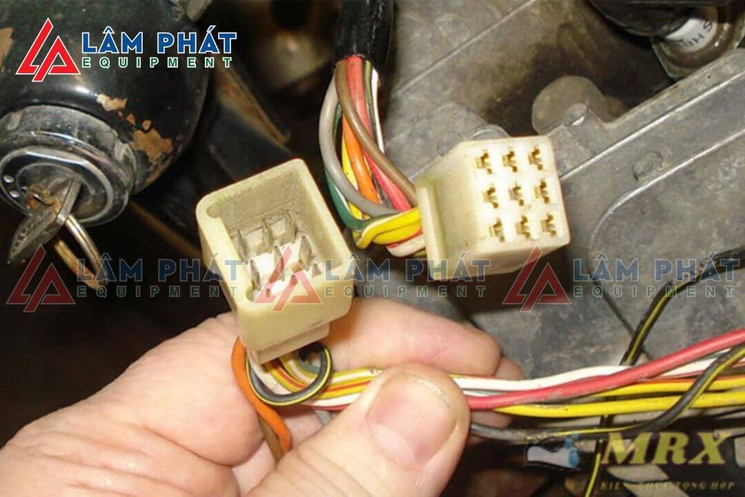 Kiểm tra cục sạc ắc quy xe máy bị hỏng