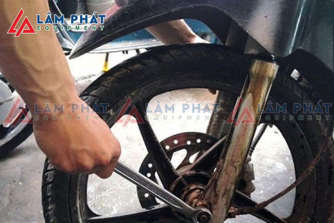 Bị chảy dầu ở phần giảm xóc