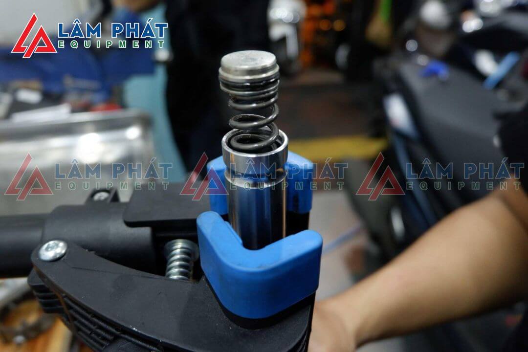 Thay giảm xóc xe máy bao nhiêu tiền